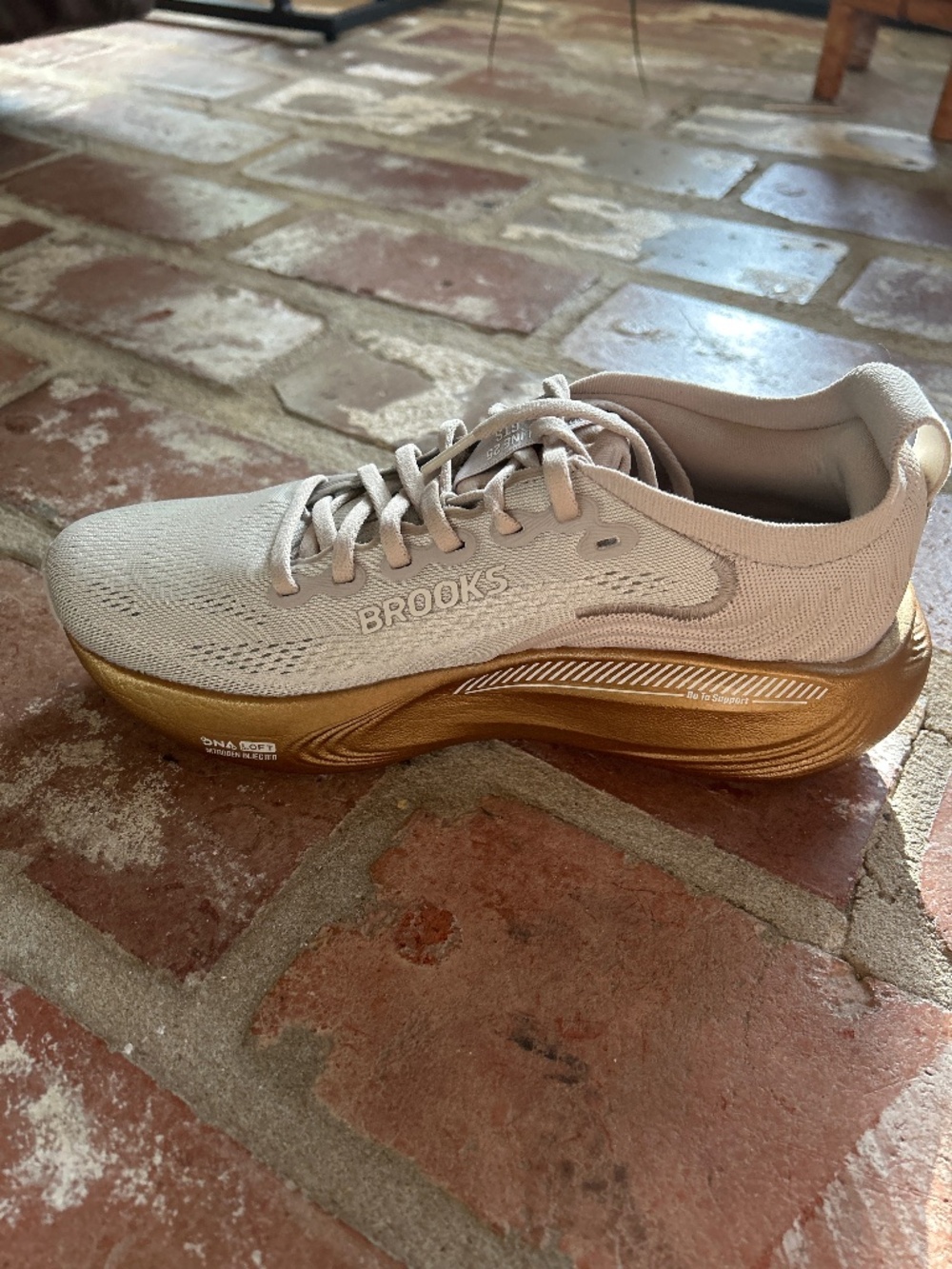 Brooks Adrenaline GTS 25. Grey/coconut/gold. New.